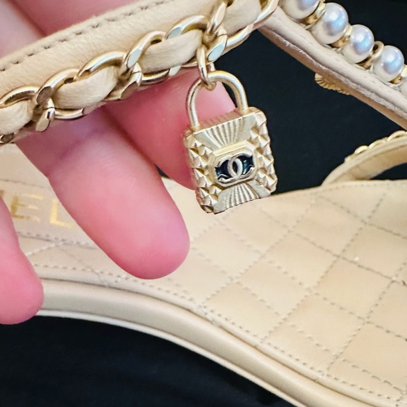 SOLD! CHANEL 22P BEIGE LAMBSKIN JEWELRY CHARMS SANDALS - Picture 8 of 8
